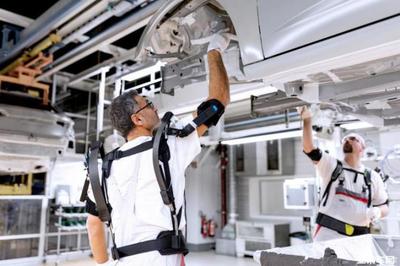 减负与赋能 奥迪为生产线员工配备外骨骼设备的技术开发与影响