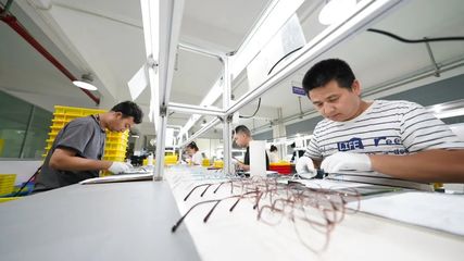 喜讯!余江区眼镜产业集群获评国家级中小企业特色产业集群 融合穿戴设备技术开发引领产业升级